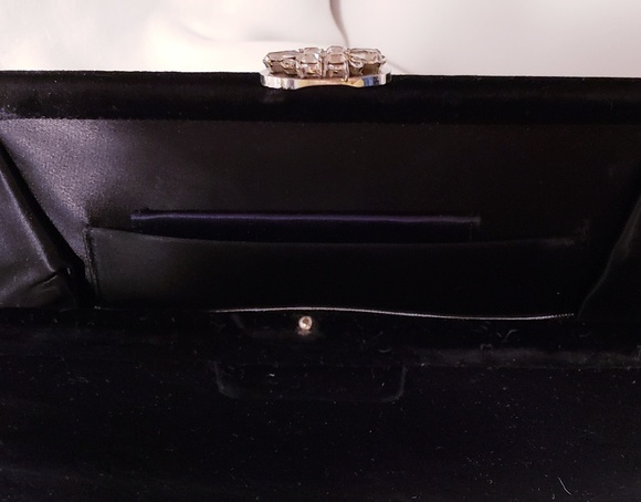 Vintage "Garay" Black Velvet 1940's Clutch - Picture 5 of 8
